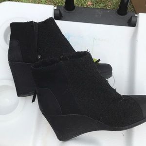 black wedges